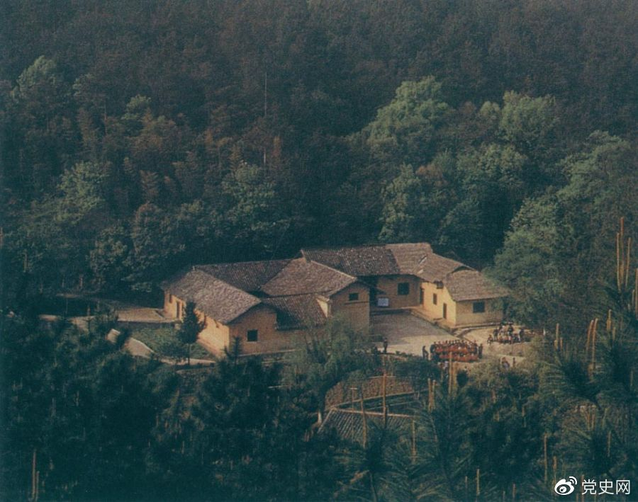 毛澤東故居——湖南省湘潭縣韶山?jīng)_上屋場。1893年12月26日，毛澤東在這里誕生。